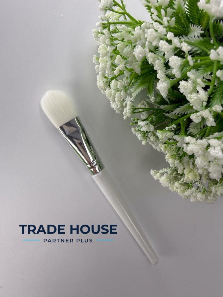 Пензлик для нанесення масок, синтетичний білий ворс, з білою ручкою